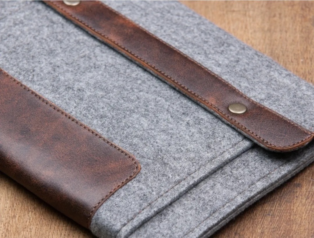 Handmade leather and felt sleeve for Kindle