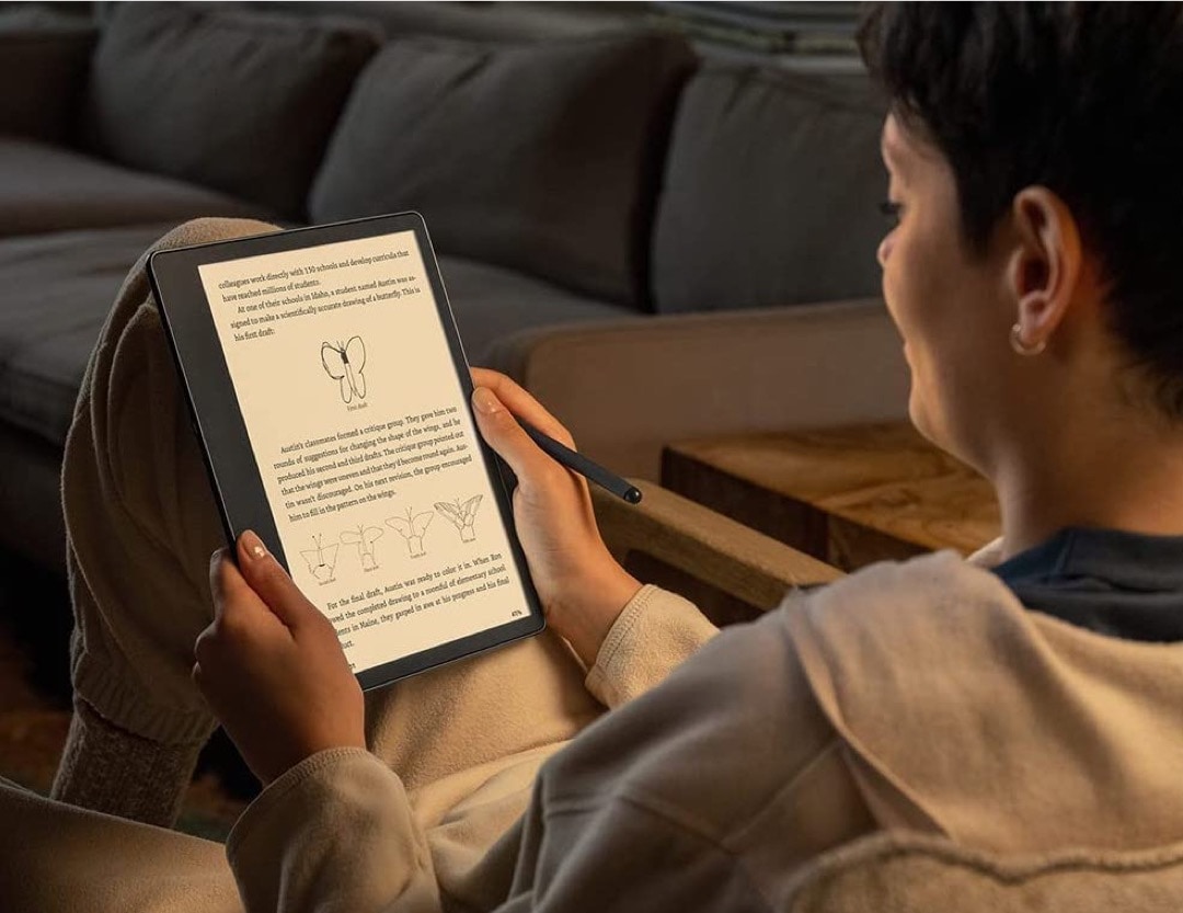 Kindle Scribe comes with warm light and adjustable front light