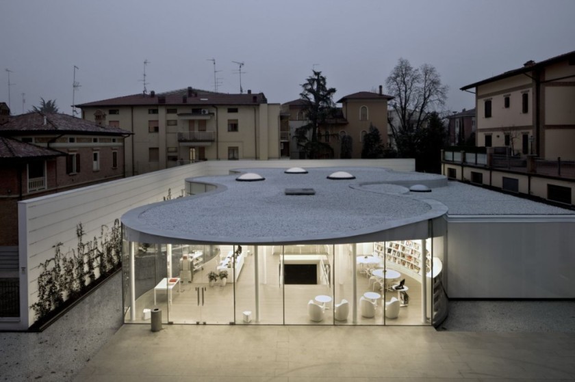 Maranello Library provides its visitors an introspective experience and visual connection with nature.