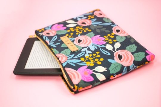 Leah Bee Quilts offers on Etsy a beautiful floral sleeve for 10th-generation Kindle e-reader