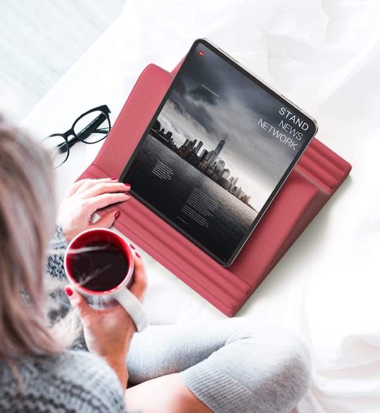 Tablet e-reader pillow reading stand